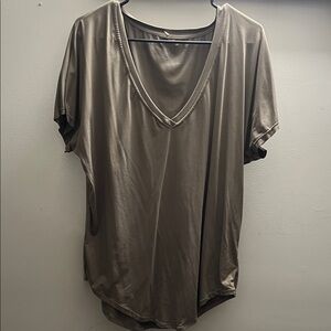 Ptula Elegant Women's V-Neck Top - Green